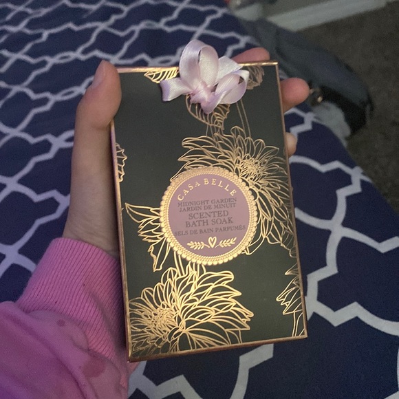 It’s a bath soak/bomb from Sephora, it’s dented, haven’t been used, newly bought - Picture 1 of 2